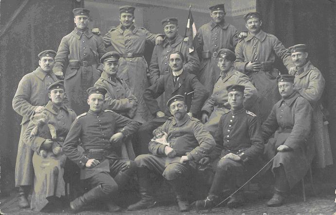 Soldaten des 1. WKs im Fotostudio Göhlmann, Braunsberg